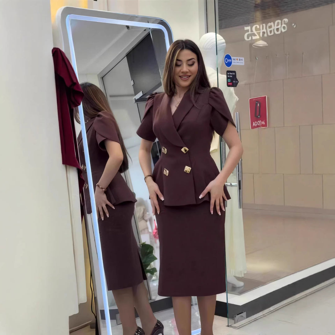 Dame elegant blyantskjole med figursyet snit og smart skulderdesign Skovae