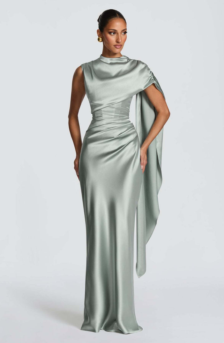 Kvinders elegante maxi kjole med asymmetrisk top og flydende satin