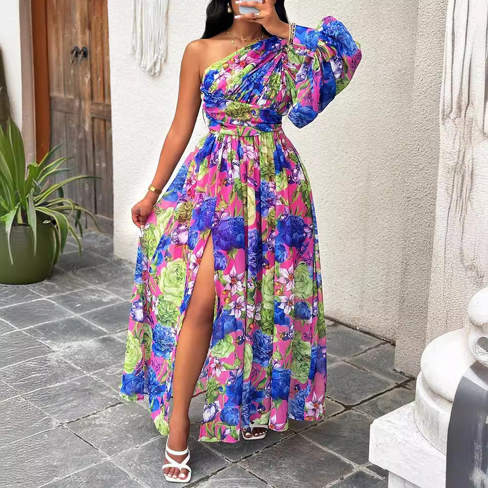 Dame maxikjole med asymmetrisk snit og blomstret design Stilla