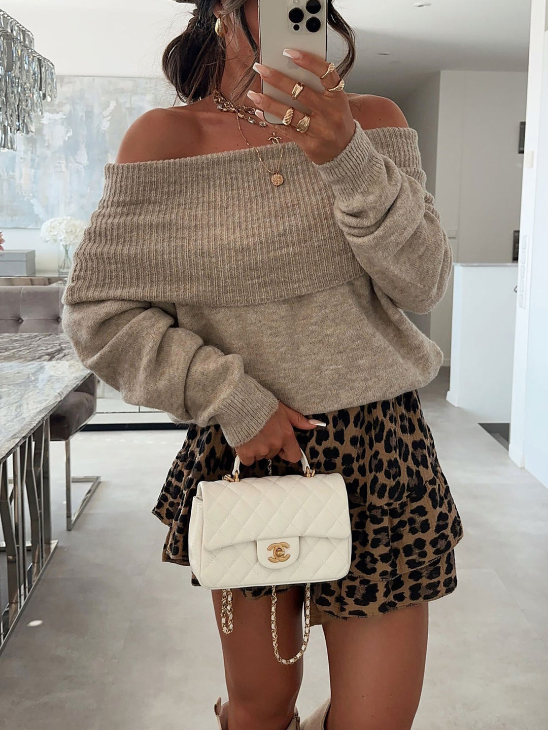 Kvinders off-shoulder sweater lavet af blødt strik med ribbede detaljer Stilla