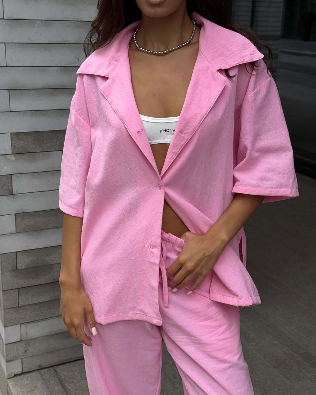 Dame afslappet sæt i to dele lavet af åndbart stof med brede bukser og oversized skjorte