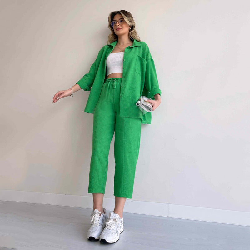 Dame fritids-to-dels sæt i let linned med cropped top og bred bukser Stilla