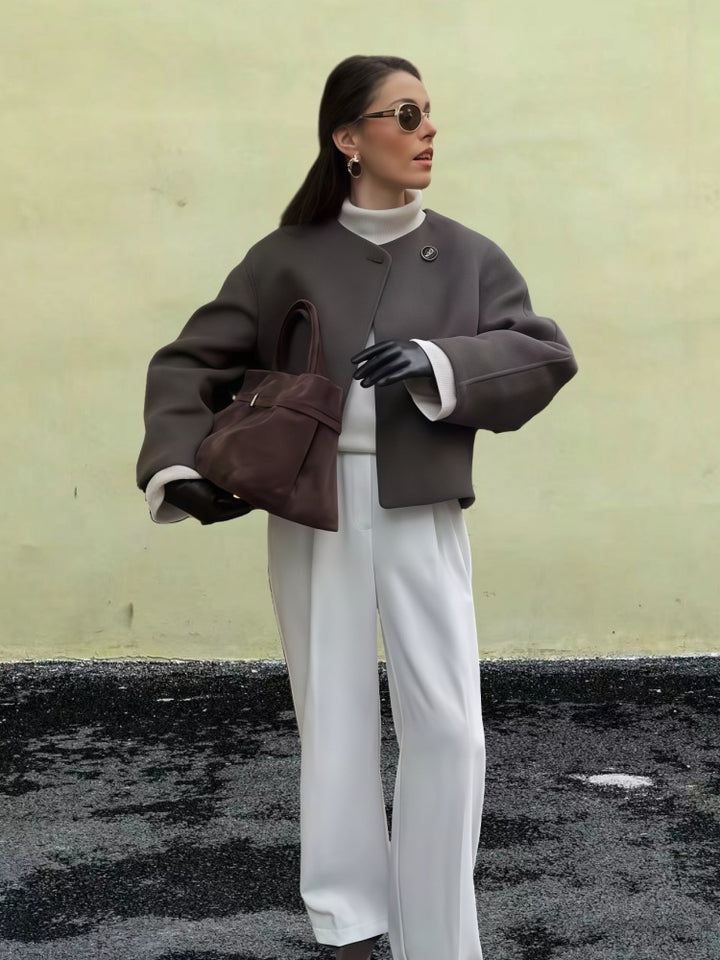 Dame Voluminøs Jakke i minimalistisk design med praktiske knapper og trendy snit Stilla