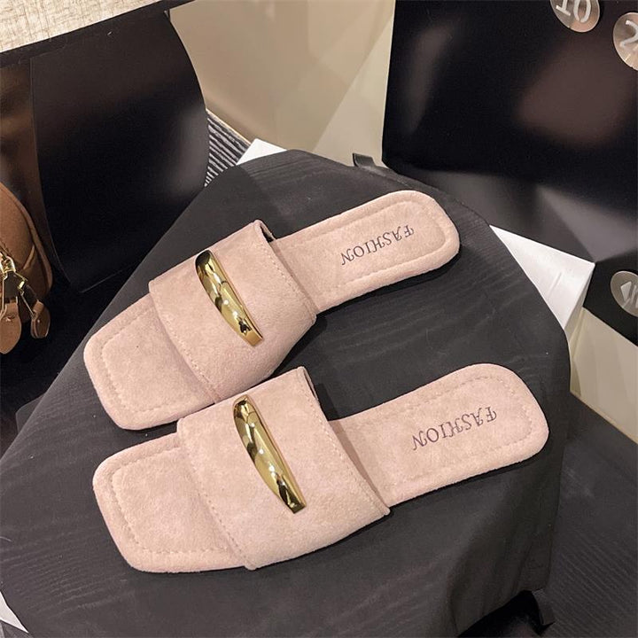 Dame clogs i elegant design med gyldne accenter og blød, skridsikker sål Stilla