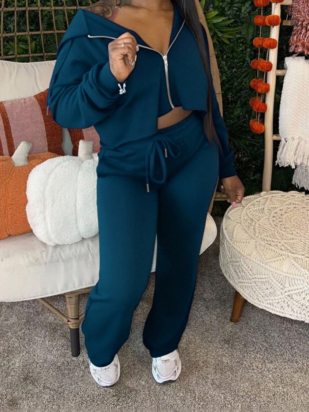 Kvinders sporty sæt lavet af cropped hoodie og casual joggingbukser med snøre