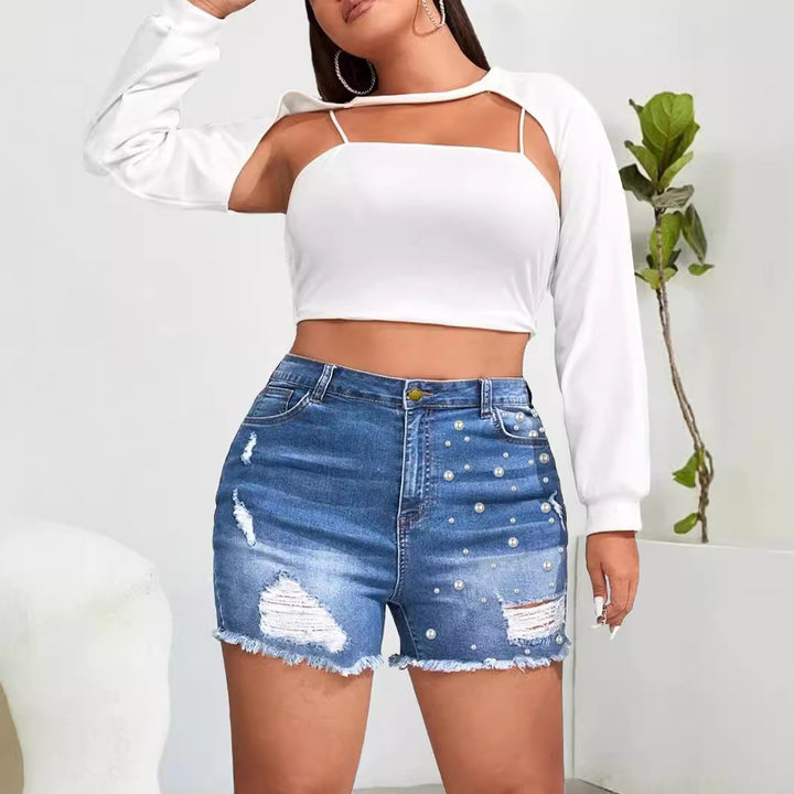 Dame fashionable destroyed denim shorts med perleapplikationer og frynset kant Stilla