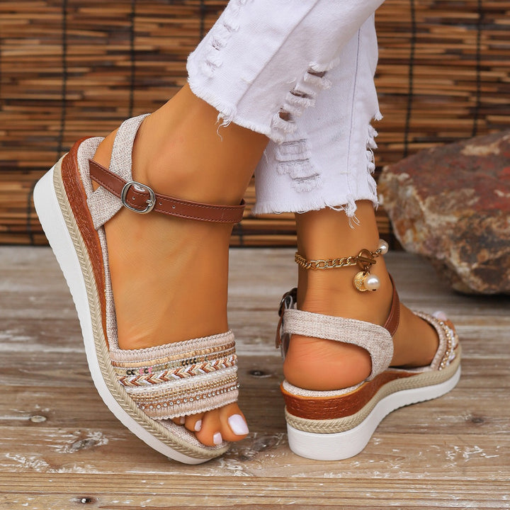 Dame Wedge-sandaler med moderigtigt kilehæle og elegante dekorative broderier Stilla