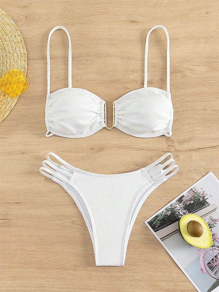 Dame bikini sæt med moderne rækkedetaljer og elegant gyldent accent Skovae