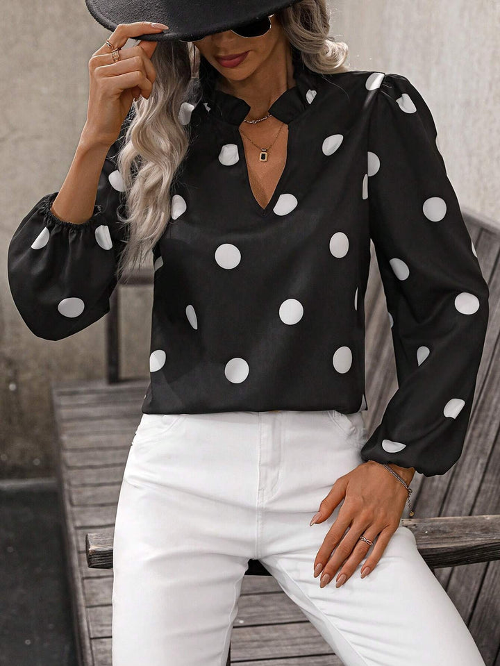 Damebluse med moderigtigt prikkemønster og elegante pufærmer Stilla