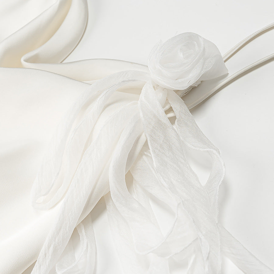Dame midi-kjole med smart draperingsdesign og fine flæse-detaljer Stilla