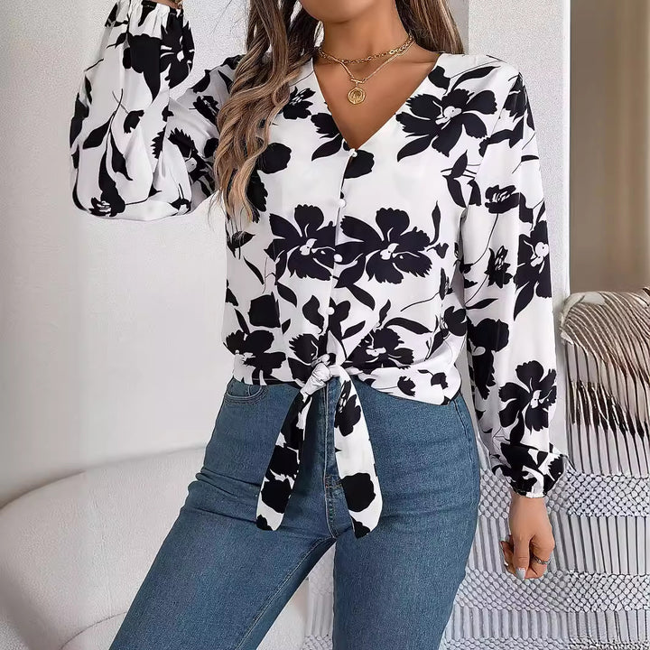 Damebluse med blomsterknude og knaplukning Stilla