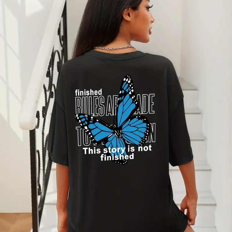 Dame T-shirt med kreativt sommerfuglemotiv og afslappet pasform Stilla