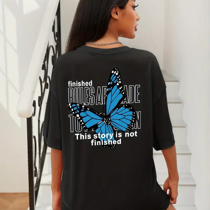 Dame T-shirt med kreativt sommerfuglemotiv og afslappet pasform Stilla