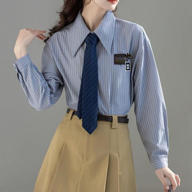 Kvinders klassiske stribede bluse med moderne kraveform Stilla