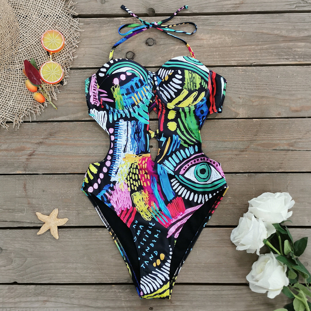 Dame en-delt badesuit med innovativt cut-out og farverigt mønster Stilla