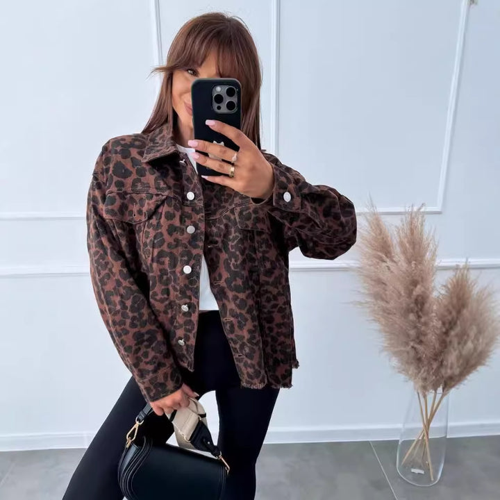 Dame jeansjakke i trendy leopardprint med frynsede afslutninger og to brystlommer Stilla