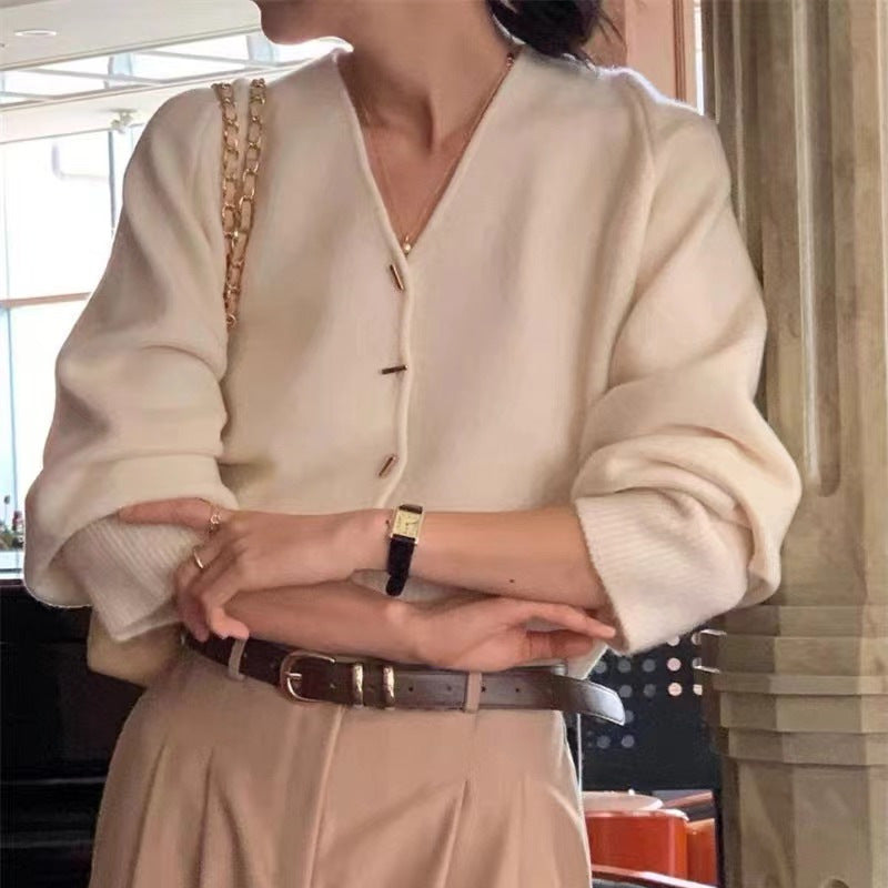 Kvinders cardigan med dyb V-hals og elegante knapper Stilla