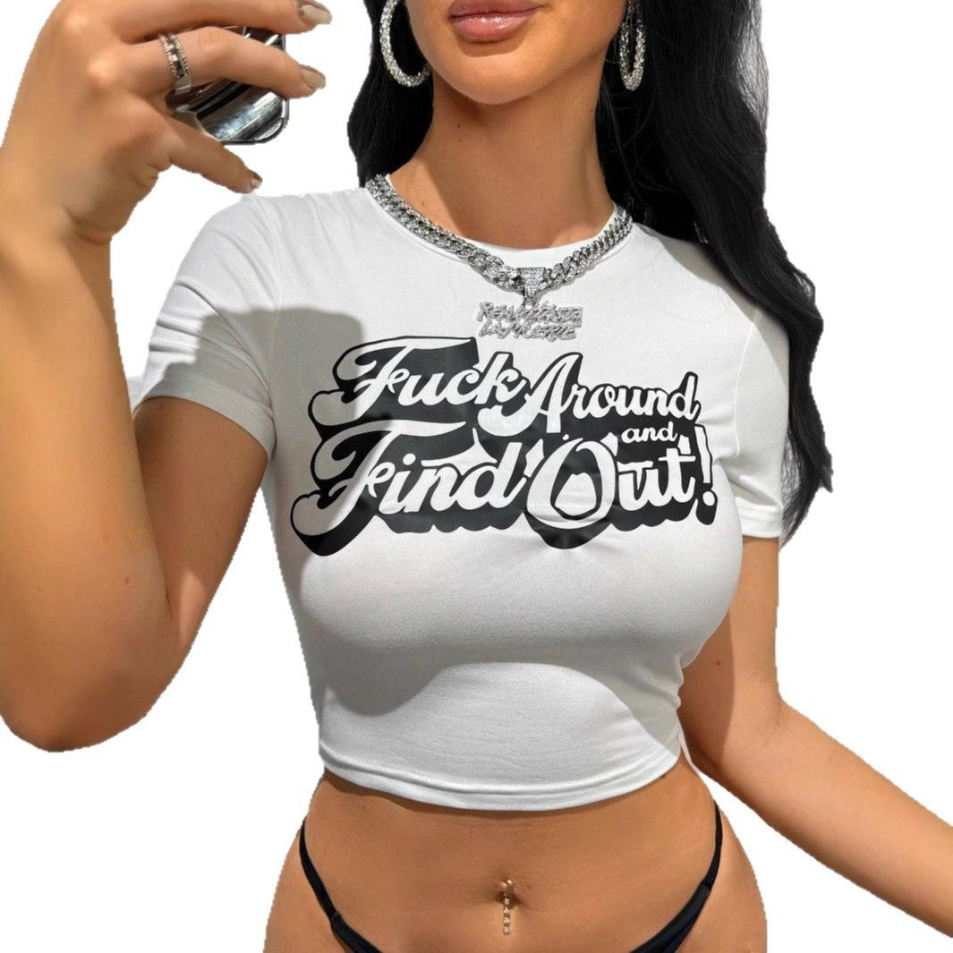 Dame Crop-Top med kreativt statementsprint og kropsnær pasform Skovae