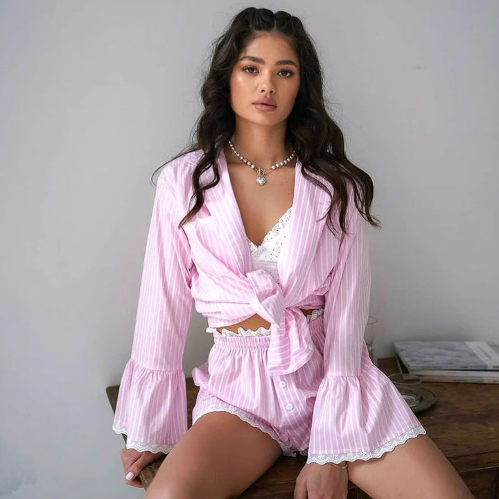 Dame luksuriøst og luftigt pyjamas sæt med brede shorts og elegant bluse Stilla
