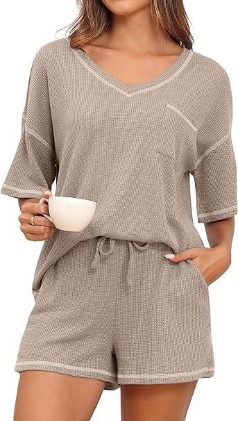 Dame to-delt pyjamasæt med V-hals og elastisk bund Stilla