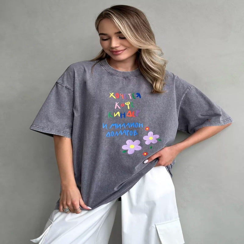 Damer Oversized T-shirt med farverig skrift og florale accenter Stilla