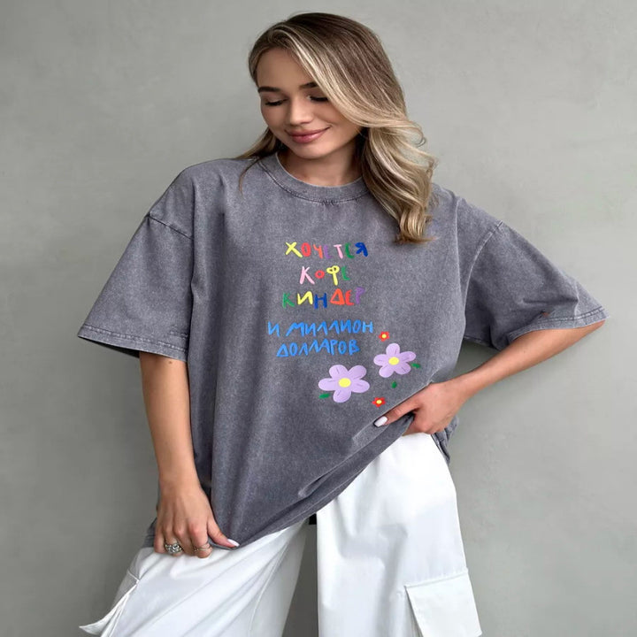 Damer Oversized T-shirt med farverig skrift og florale accenter Stilla