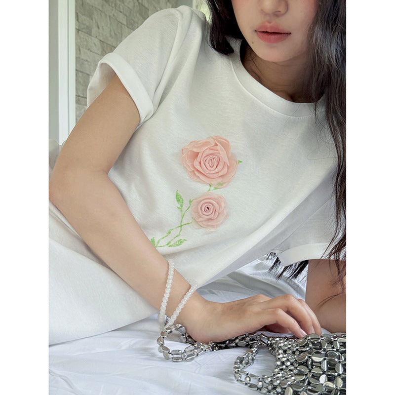 Dame T-shirt med sart blomsterbroderi og afslappet snit Stilla