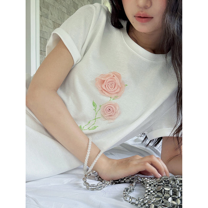 Dame T-shirt med sart blomsterbroderi og afslappet snit Stilla