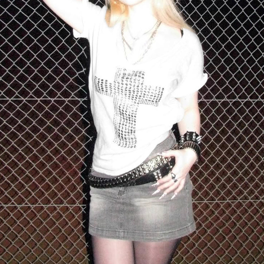 Dame stilfuld oversized T-shirt med kors-print og glimmerdetaljer Skovae