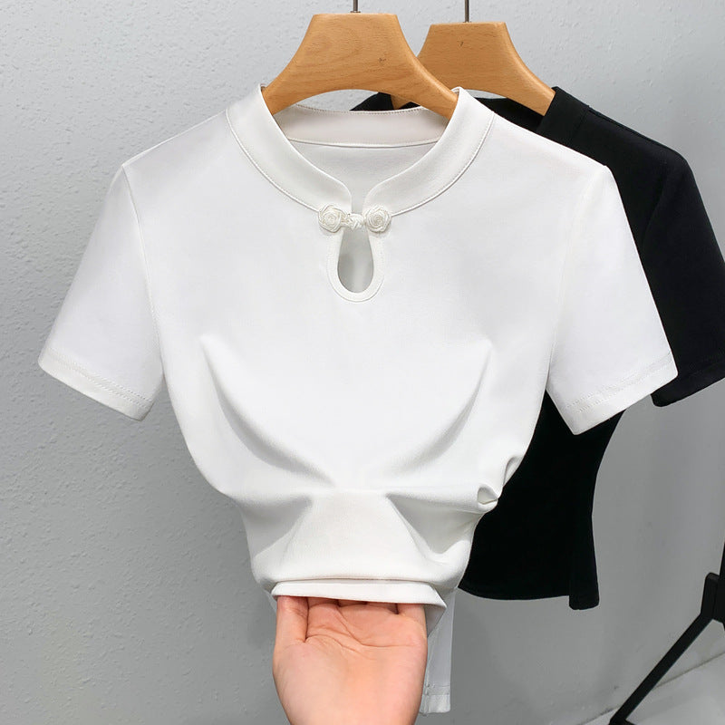 Dame kortærmet bluse med elegant rund halsudskæring og floralt knapdetalje Stilla