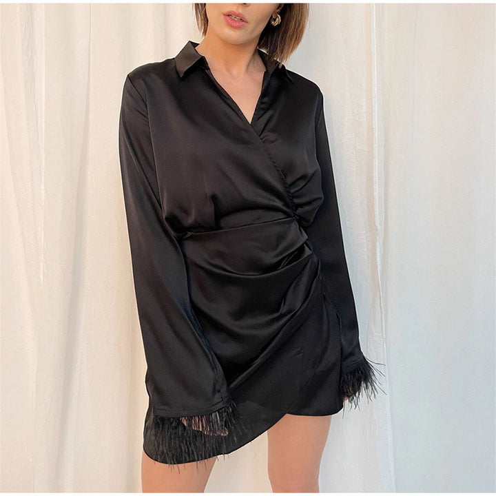 Dameviklekjole med elegant satin-finish og trendy fjerdetaljer Stilla