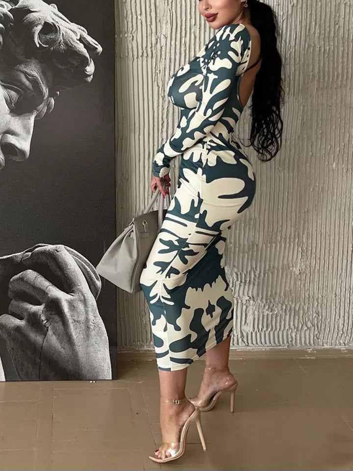 Dame tætsiddende maxikjole med dyb rygudskæring og unikt camouflage-design Stilla