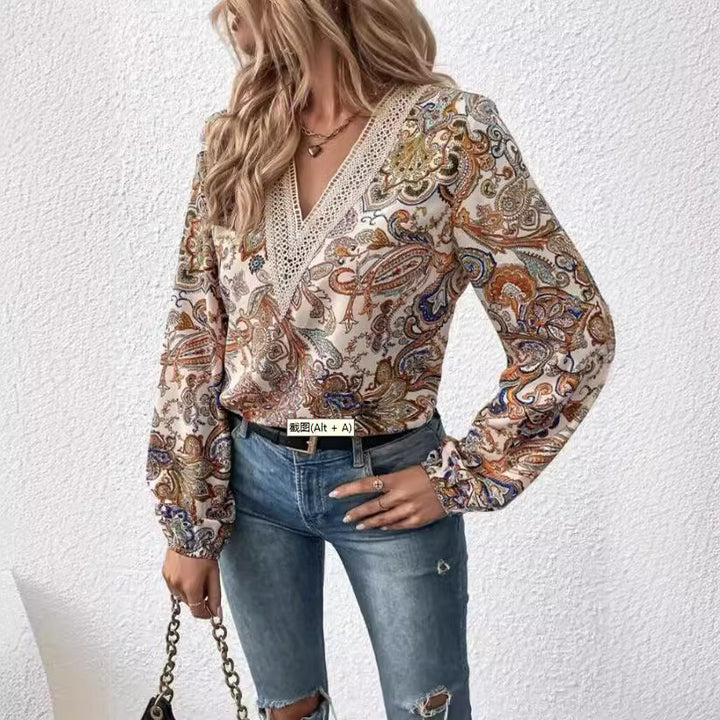 Damebluse med elegant paisley-mønster og V-udskæring Stilla