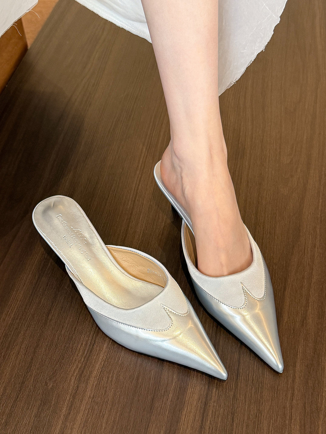 Dame Spidsnæse Slip-On Mules med elegant Satin-finish Stilla
