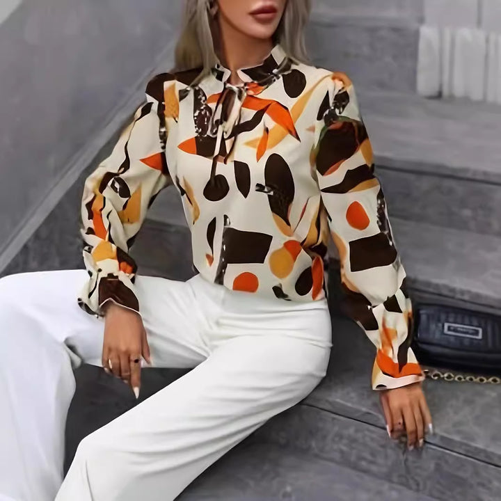 Damebluse med kreativt abstrakt design og elegant slidskraveudsmykning Stilla
