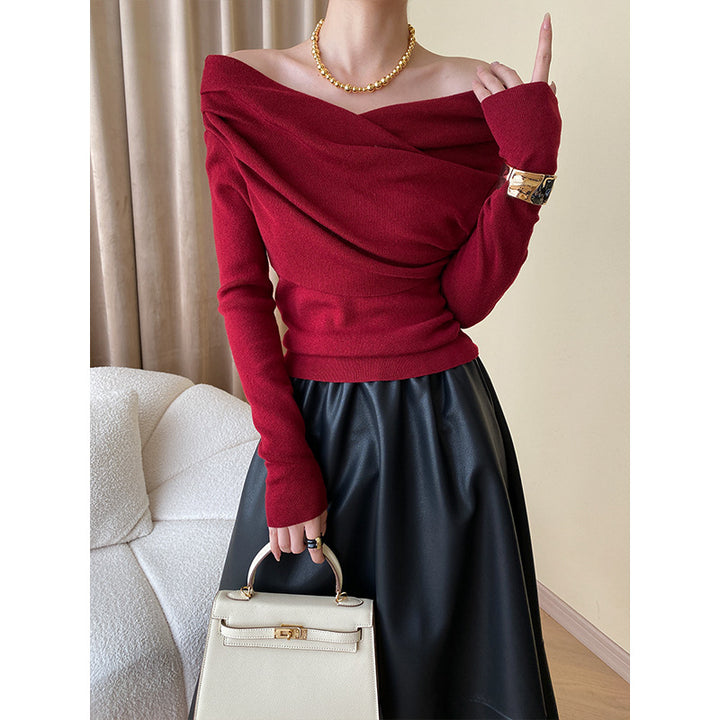 Kvindernes elegante top med asymmetrisk krave og flæsedetaljer Stilla