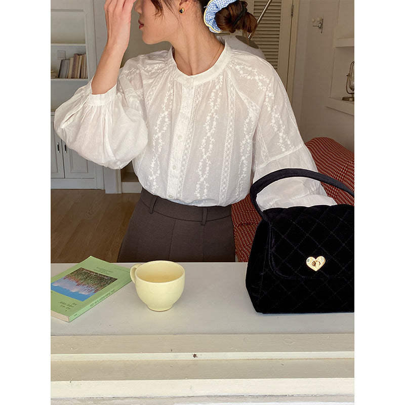 Damebluse med pufærmer og fint broderidesign Stilla