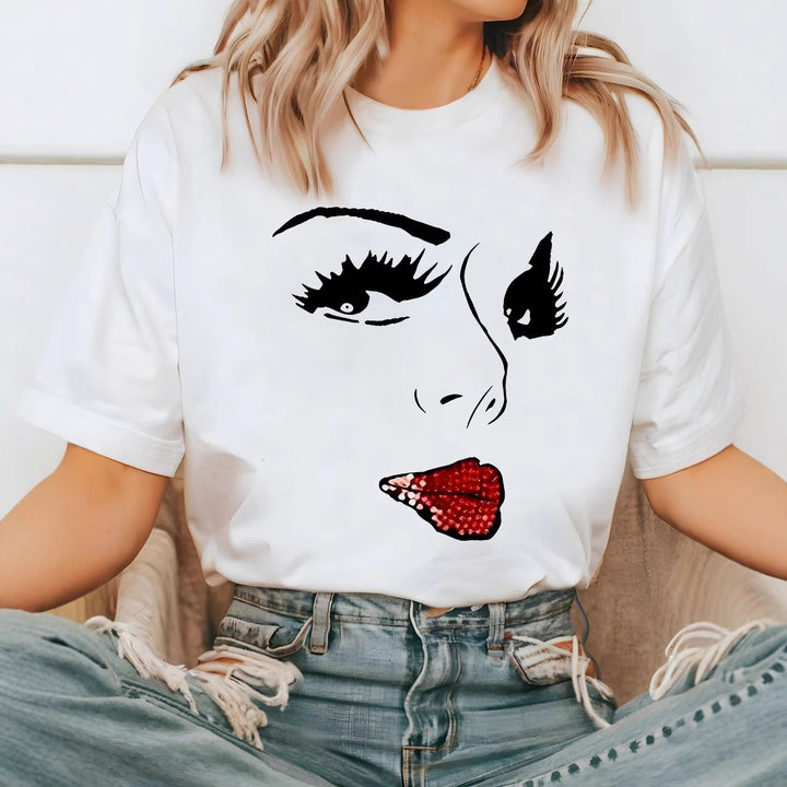 Dame T-shirt med kreativ grafisk tryk og luksuriøse paillet accenter Skovae