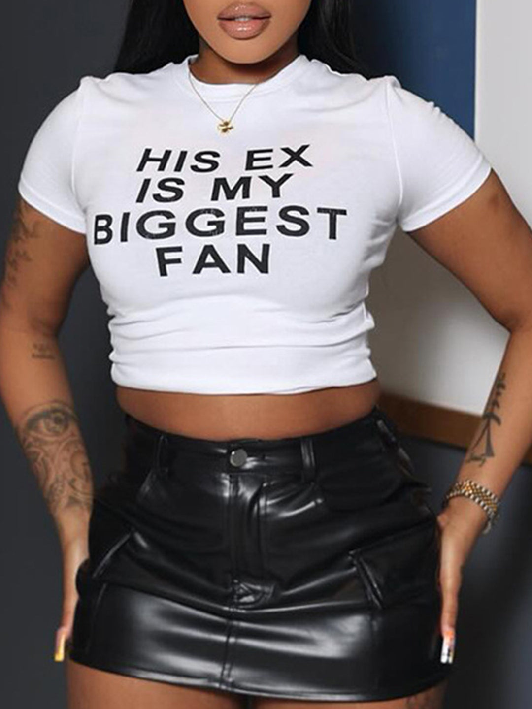 Dame crop-top med sjov tekst og figursyet snit Skovae