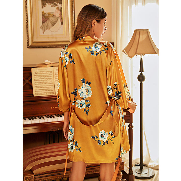 Dame Satin Kimono-Kåbe med floralt design og elegante, brede ærmer Stilla