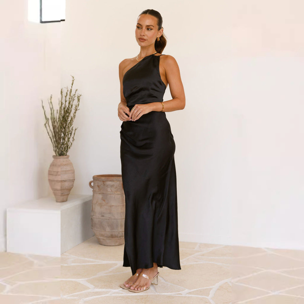 Dame maxikjole med asymmetrisk snit og elegant satin-finish Stilla