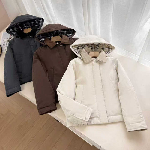 Kvindernes fashionable og funktionelle korte jakke med hætte Stilla