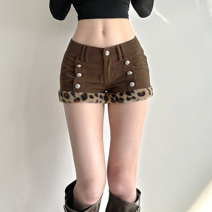 Dame shorts med elegante knapdetaljer og trendy leopardbesætning Skovae