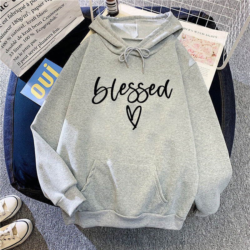 Kvindernes komfortable hoodie med inspirerende print Skovae