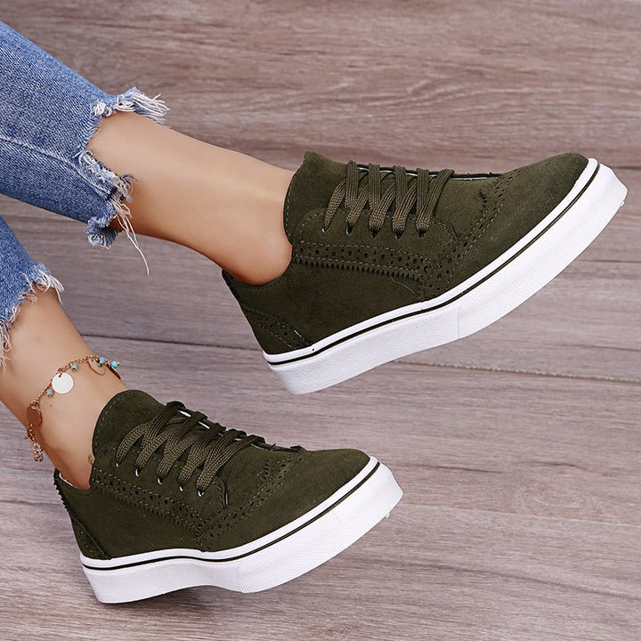 Dame Sporty Sneakers med raffineret hulmønster-udseende og fleksibel sål Stilla