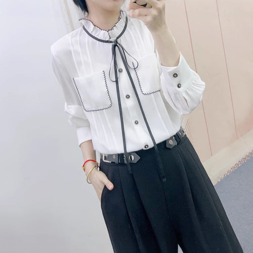 Dame elegant bluse med flæsedetaljer og fashionable bindebånd Stilla