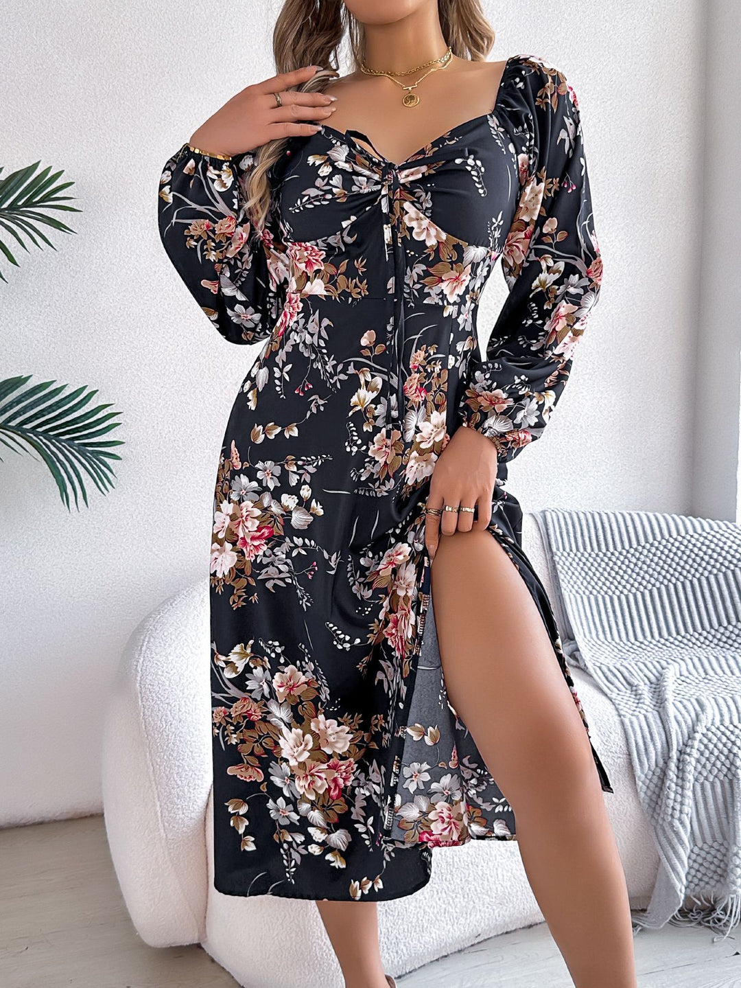 Dame Elegant flydende maxikjole med blomsterdesign og sidestik Stilla