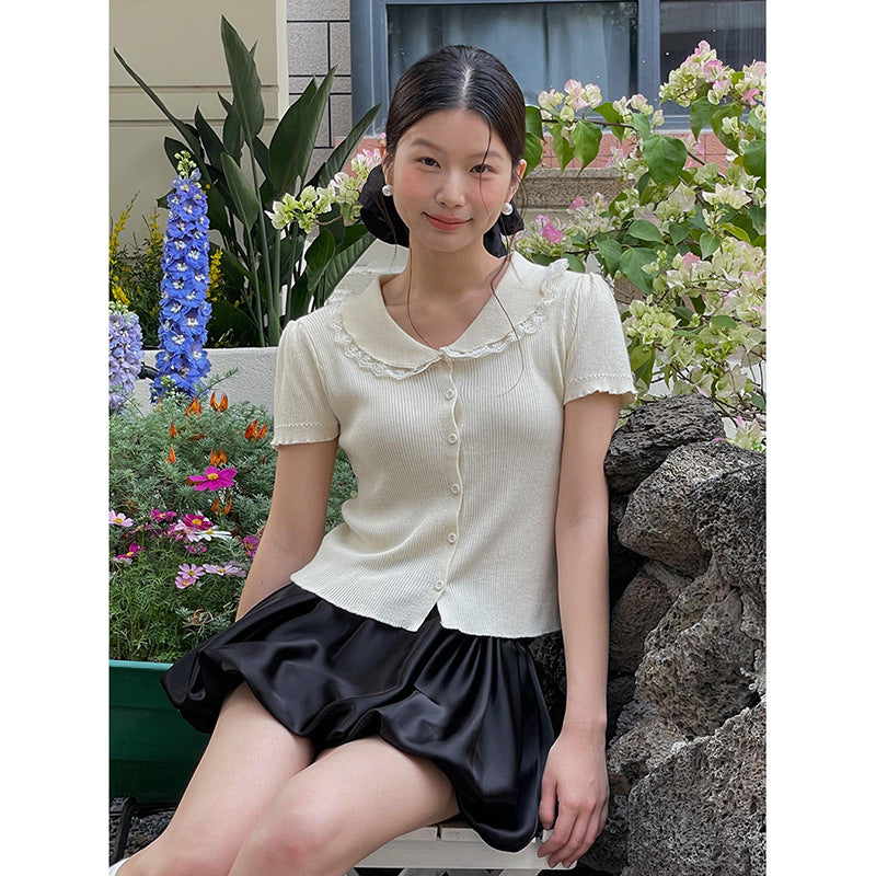 Dame Vintage-inspireret bluse med blonde detaljer og knapbar V-udskæring Stilla