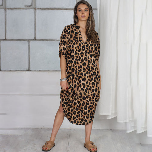 Dame Kaftan med spændende leopardmønster og flydende silhuet Stilla