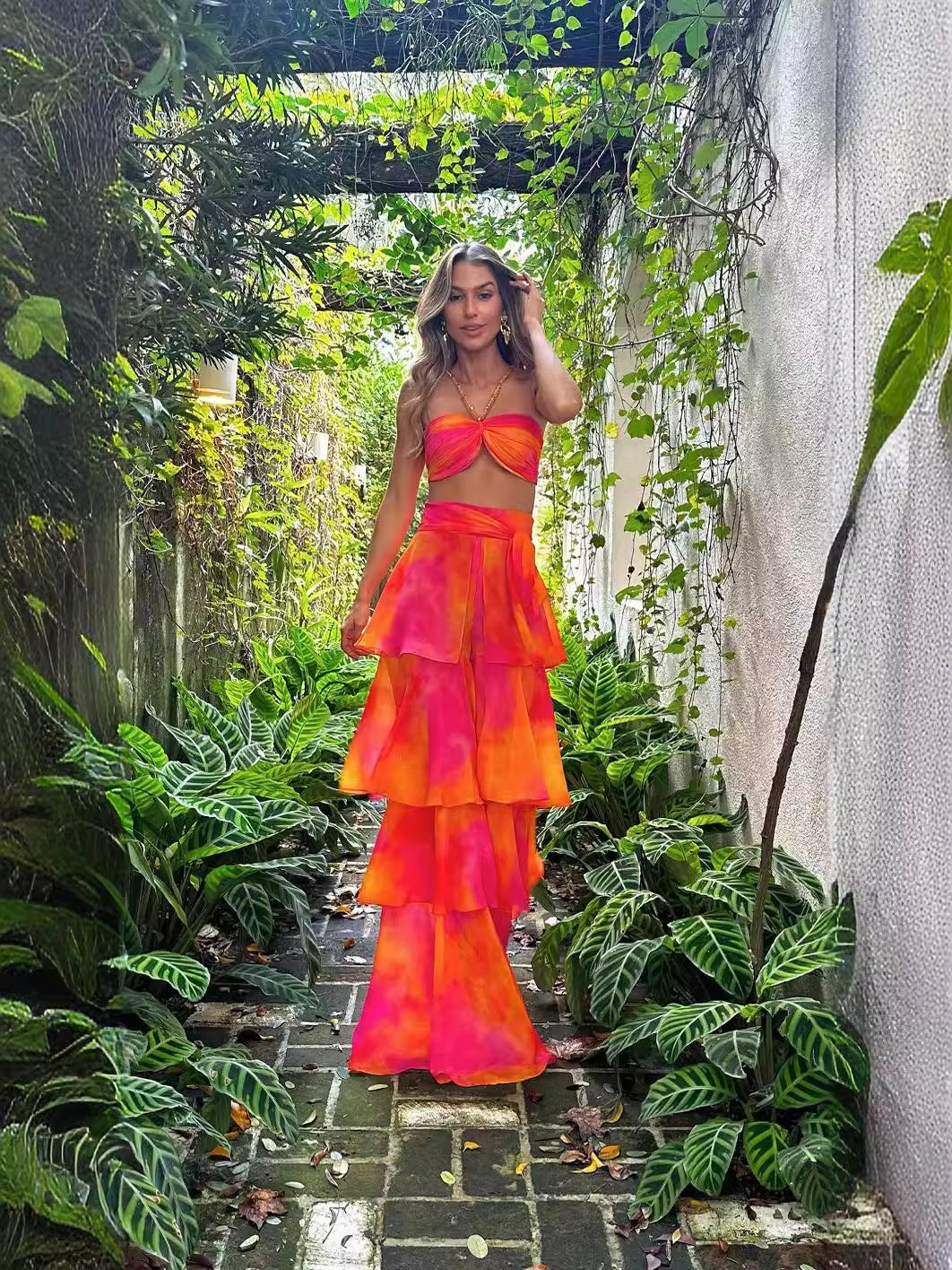 Kvinders to-delte sommeroutfit med bandeau-top og voluminøs lagdelt nederdel Skovae